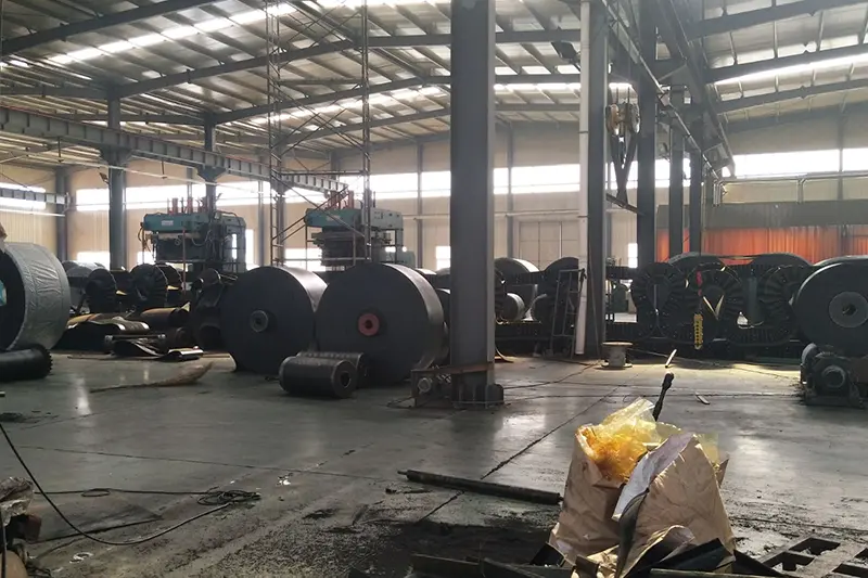 Processo di produzione di nastri trasportatori in gomma