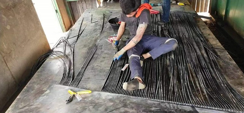 Il team post-vendita locale della Tailandia fornisce il servizio di giunzione del nastro trasportatore con cavo d'acciaio in loco per il cliente minerario